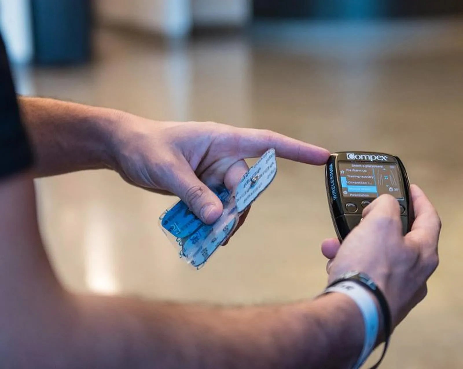 Compex Wireless USA 2.0 Muscle Stimulator with TENS by Compex